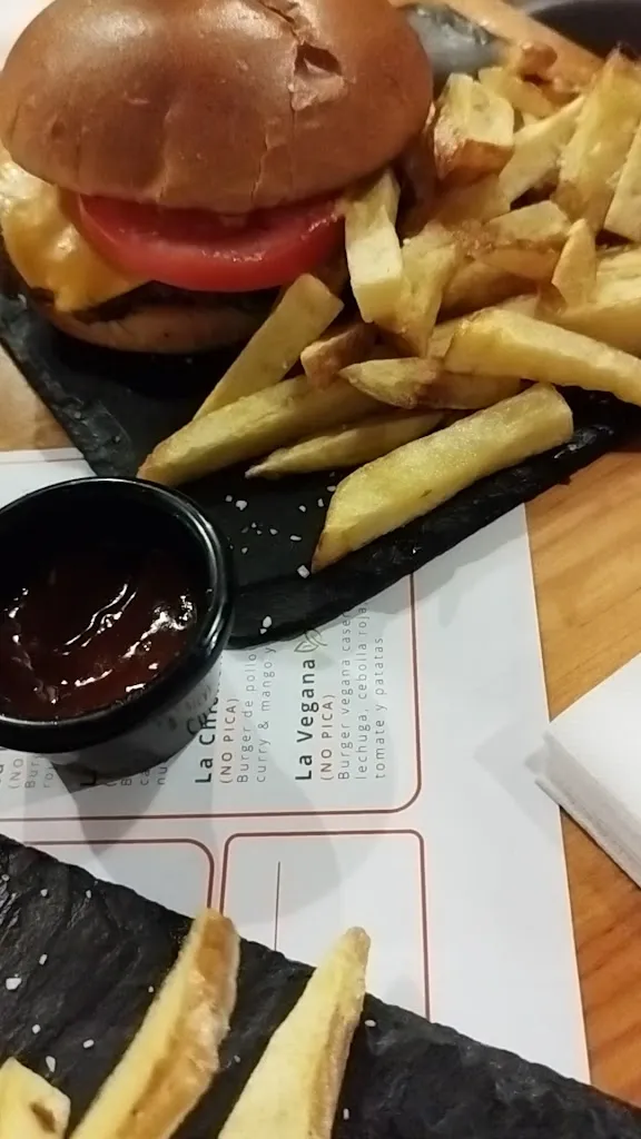 Chimole Burgers_Línea de la Concepción La_slider_image_2