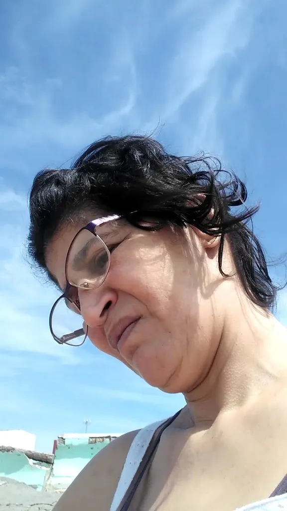 Khadija Charkawi_Bar Salas_Línea de la Concepción La_review