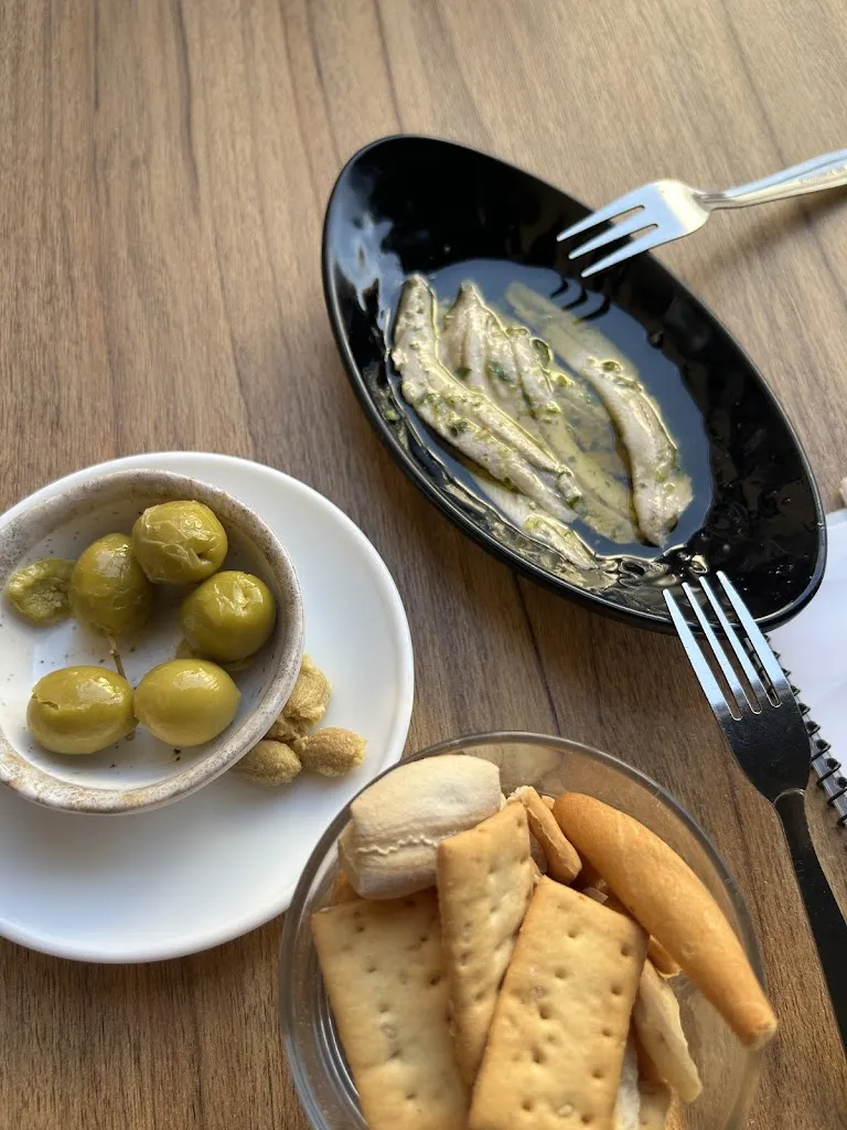 demet yeşilbaş_La Bodeguiya_Línea de la Concepción La_review