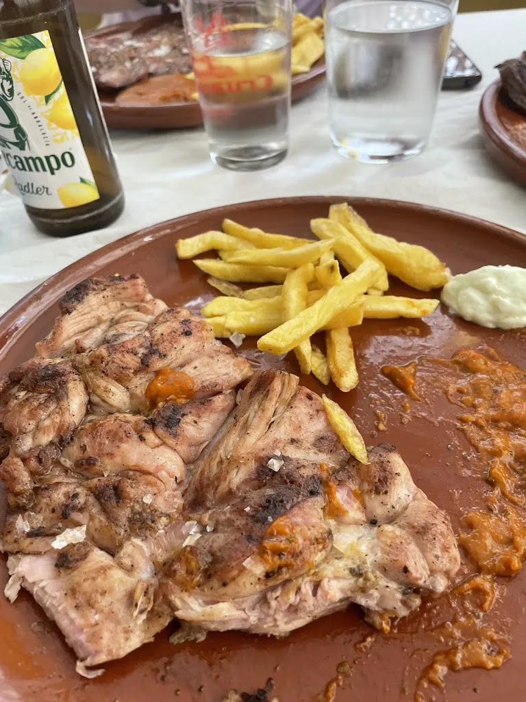 Bar Piscina El Tapeito restaurant in Torre Alháquime