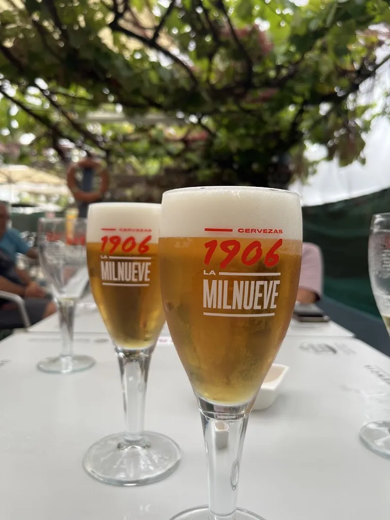 Café Bar Surrey_Ares_slider_image_2