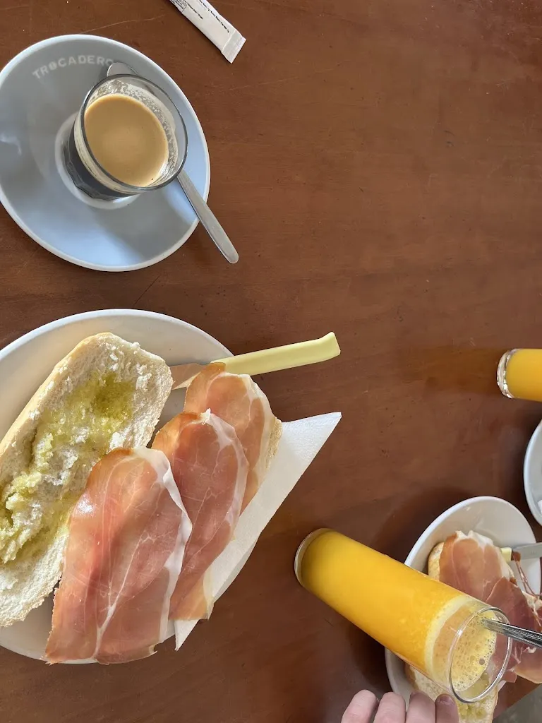 David Znidersic_La Cabezuela; Cafetería, Menú del día_Puerto Real_review