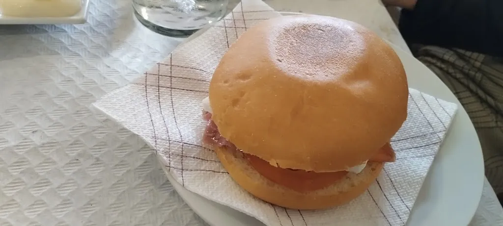 Rafael López Muñoz_Restaurante Roxy | Tapas | Gazpachos | Paellas | Carnes_Almansa_review