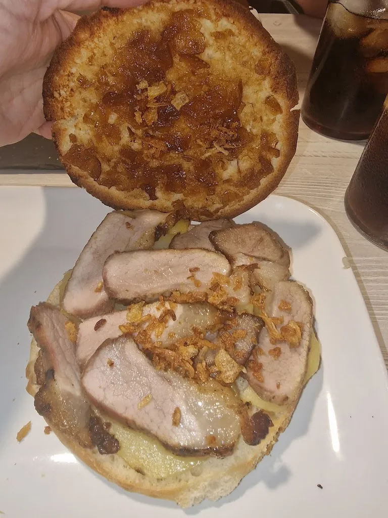 Veronica Garcia Zalabarria_Restaurante La casa de los quesos_Almansa_avis