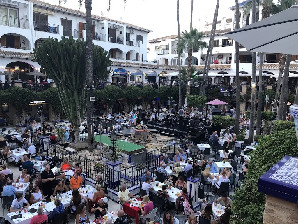 Wayne Hutchinson_Villamartin Plaza_Villamartín_review