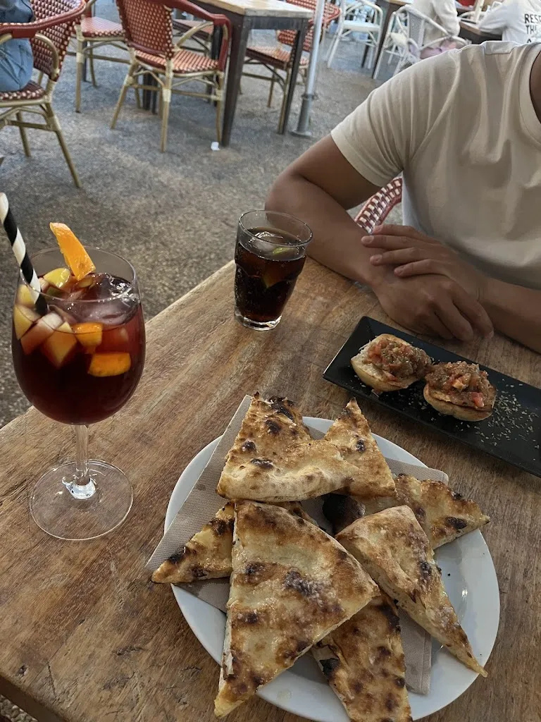 Julia O_Divina Italia el Charco_Arrecife_review