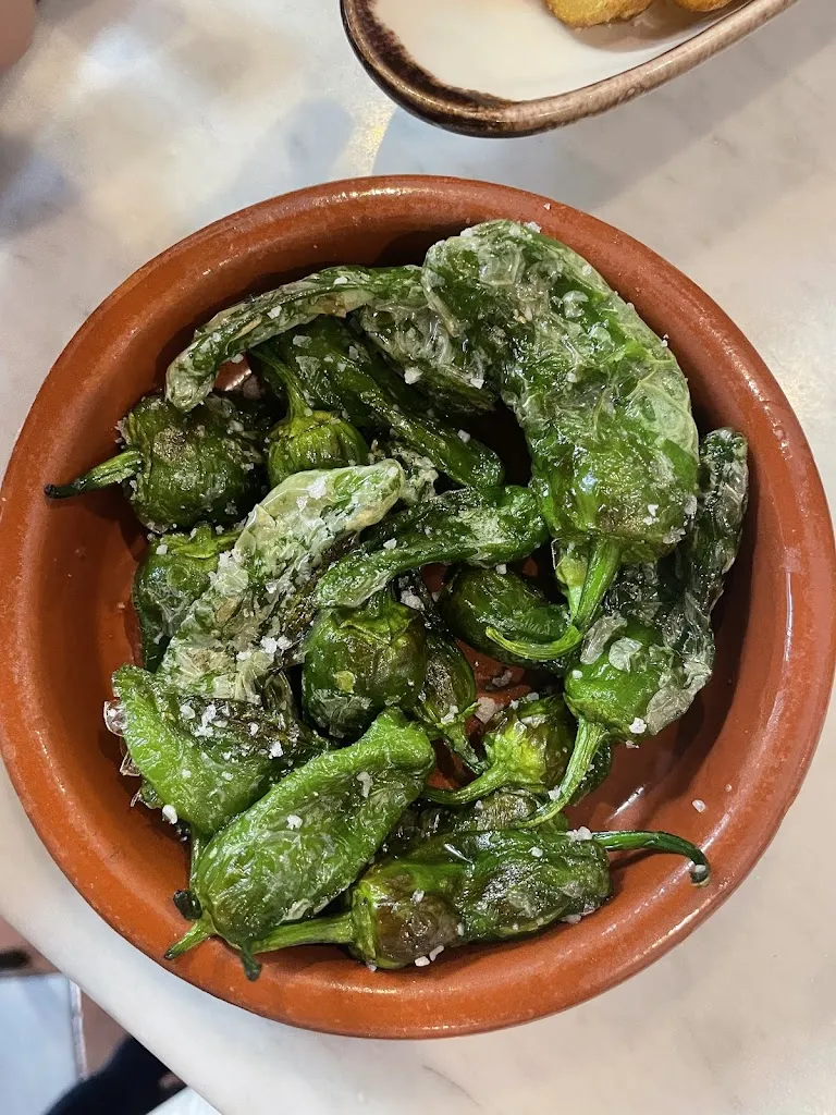 Pavel Lyutov_Bar Andalucia 1960_Arrecife_review