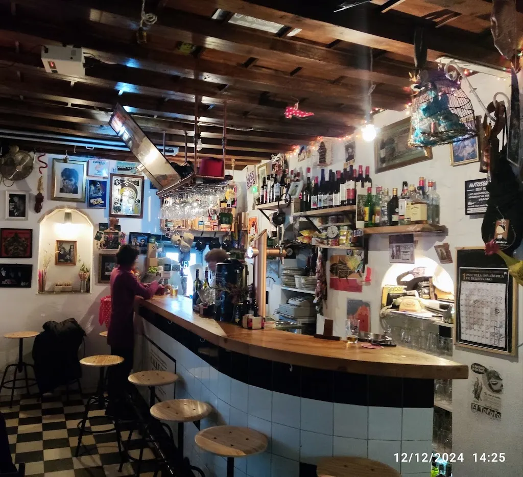 Jose Luis Llana_Callejón Oscuro Taberna - Vinos y viandas del espacio exterior_Vejer de la Frontera_review