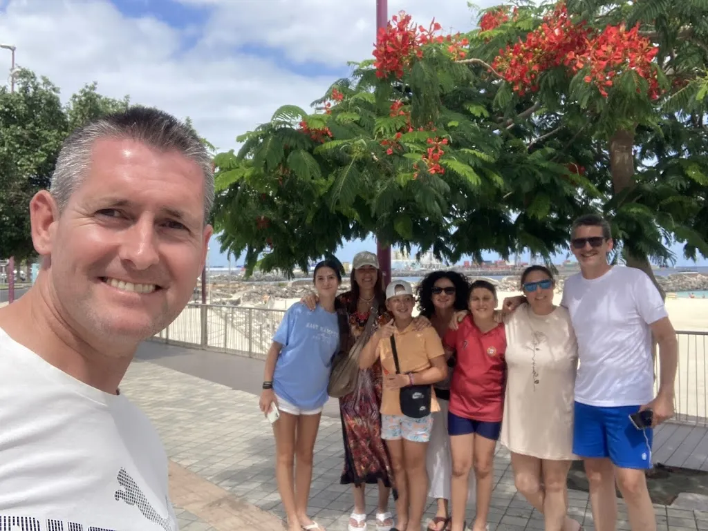 leigh brom_La Marea de Puerto_Puerto del Rosario_review