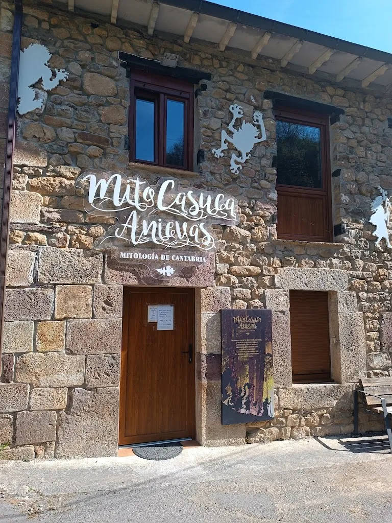 adriana diloy de lucio_Mitocasuca de Anievas_Anievas_review