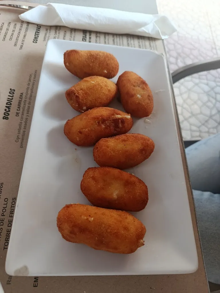 Cristina Sobreviela Ade_La contienda_Ampuero_review