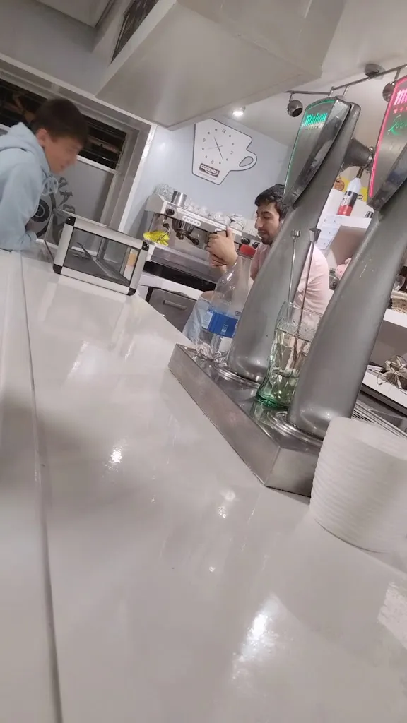 MAURO SILIO FERNANDEZ_Bar Moderno_Bárcena de Pie de Concha_review