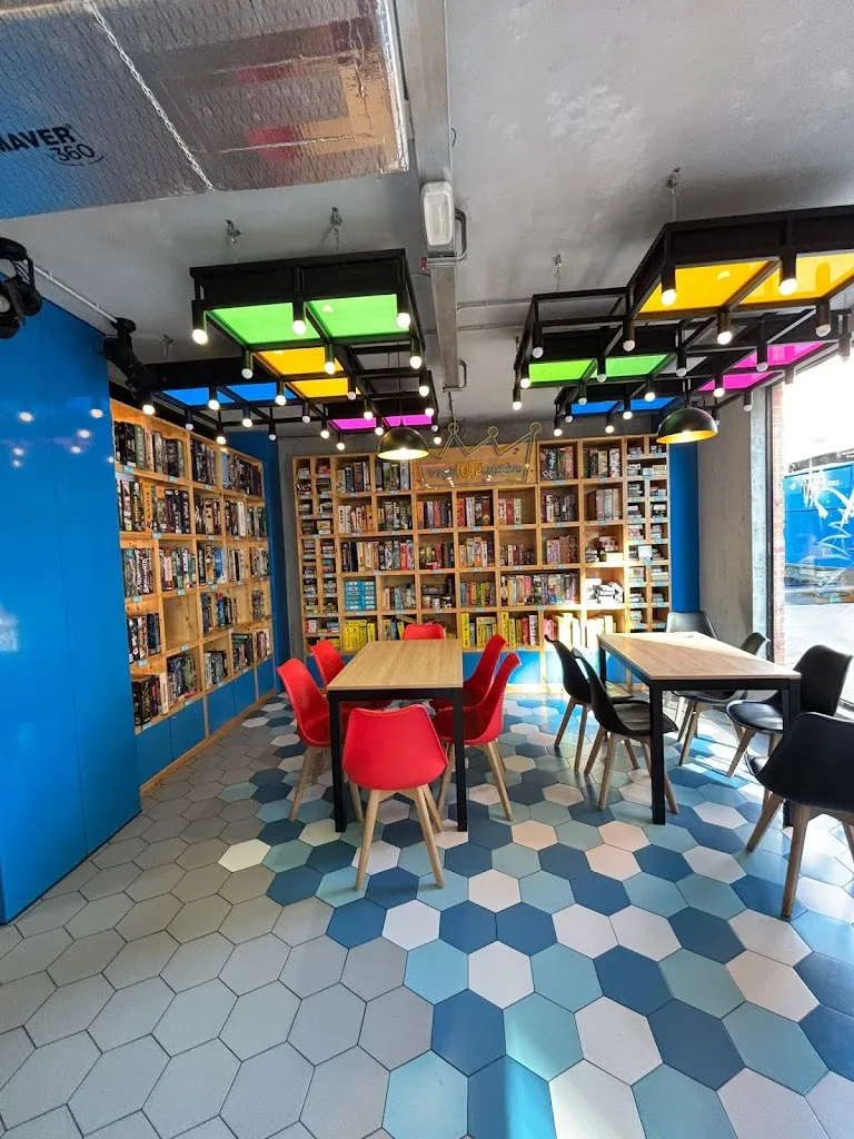 Six Board Game Cafe_Cartes_slider_image_2