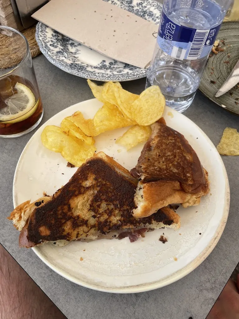 Noah van Slooten_Casa Castaña_Castañeda_review