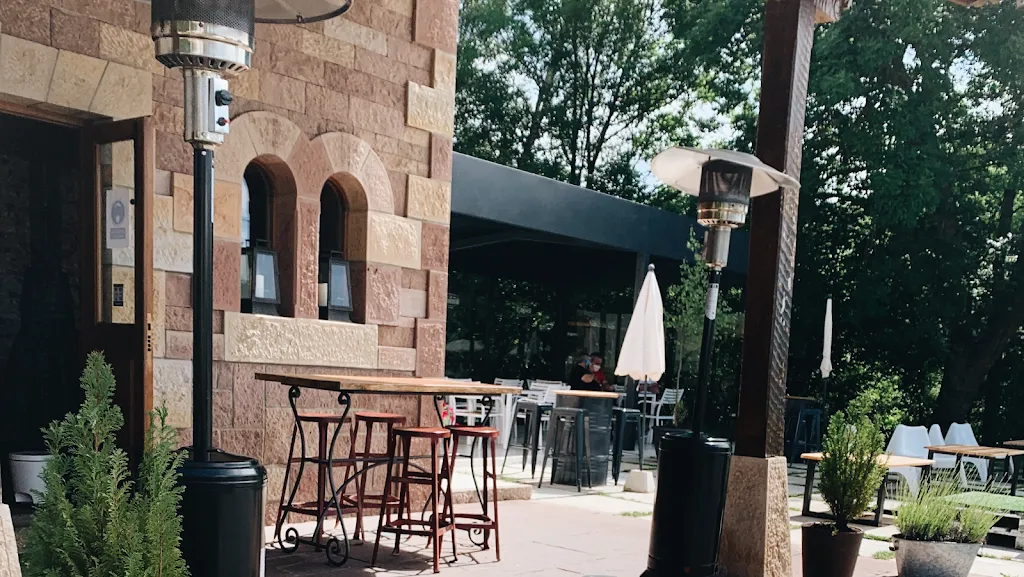 La Herradura Food&Drink restaurant in Campoo de Enmedio