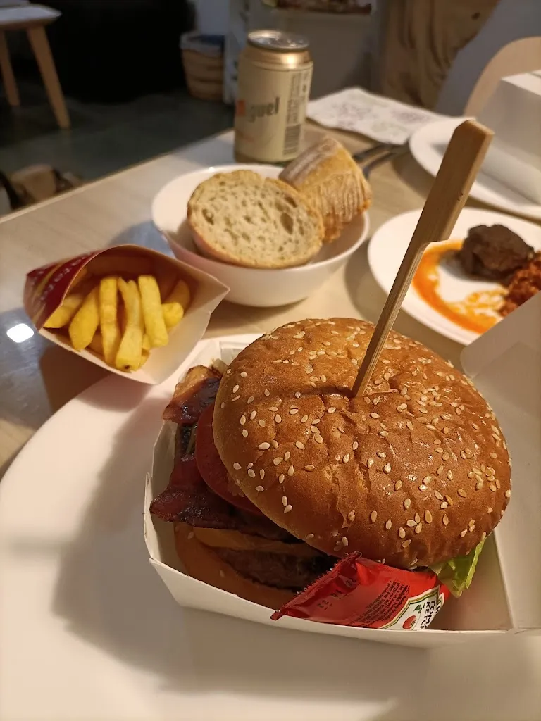 Jose Navas Deufort_Bar & Cafetería Gurugú_Mataporquera_recensione