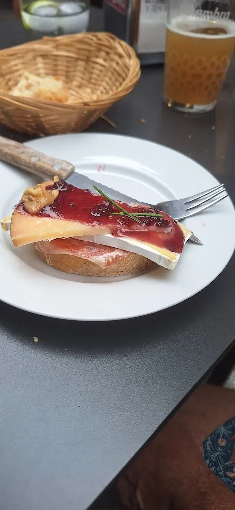 Adriana Emilia Bugnar_Bar Santi_Castro-Urdiales_review