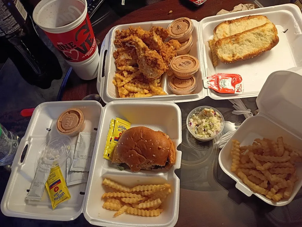 Monica Vieyra_Raising Cane's Chicken Fingers_Laredo_review