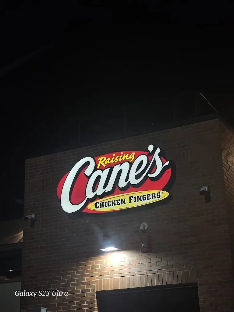 Karla Anahi De Leon_Raising Cane's Chicken Fingers_Laredo_review
