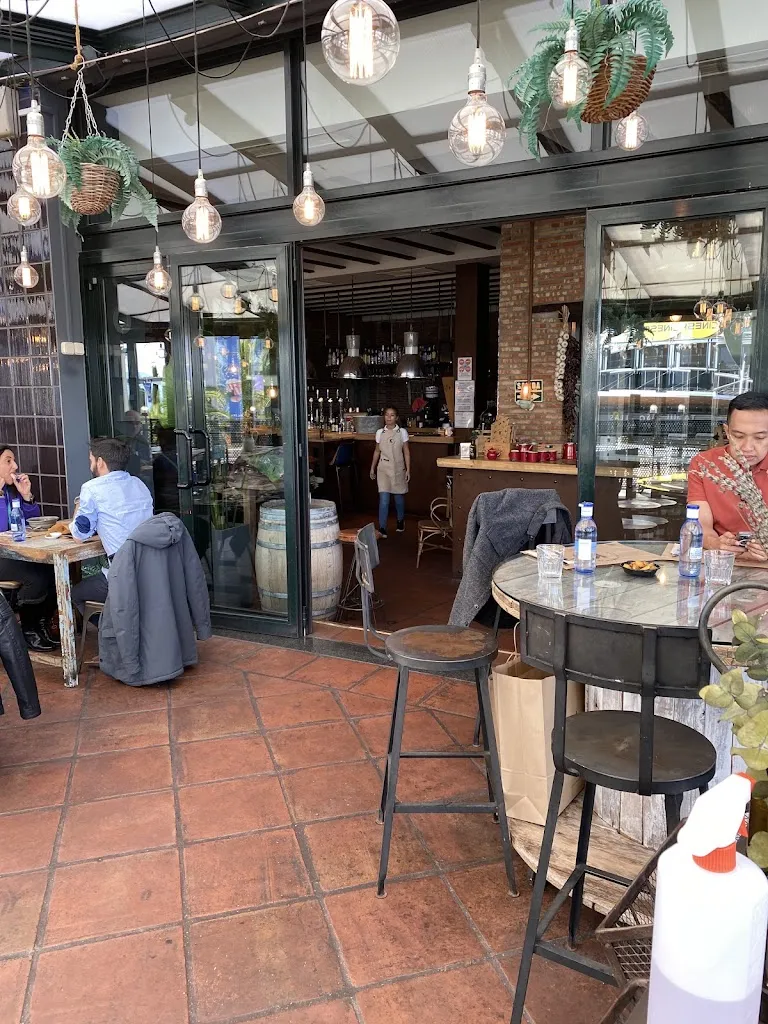 Azimeer Manaf_El Kiosko I Heron City_Rozas de Valdearroyo Las_review