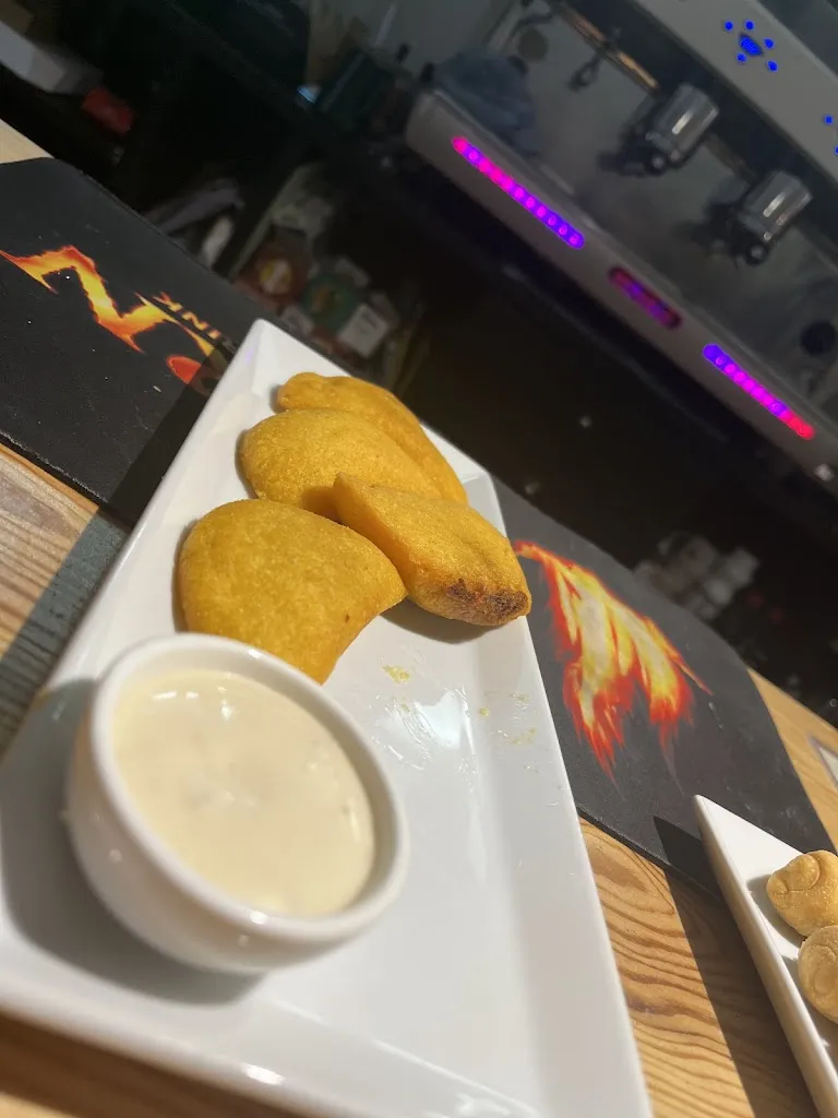 Heily Mujica_Una Taza Mas_Selaya_review