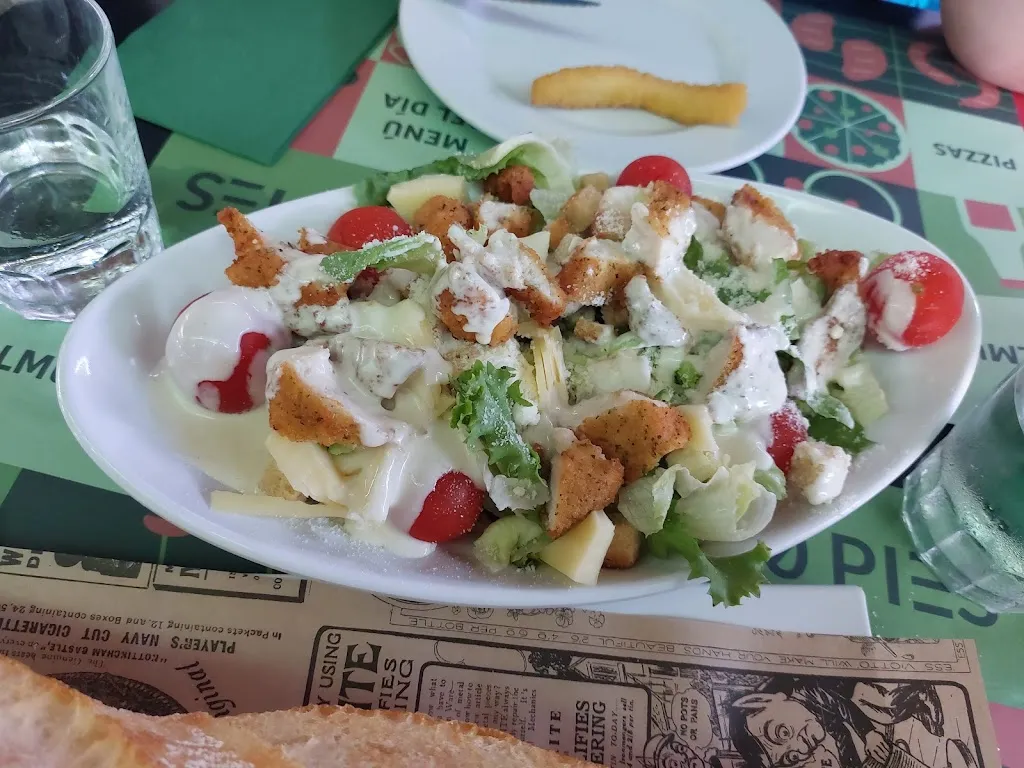 anthony mcgrath_40 Pies Area De Servicio_Cabanes_review