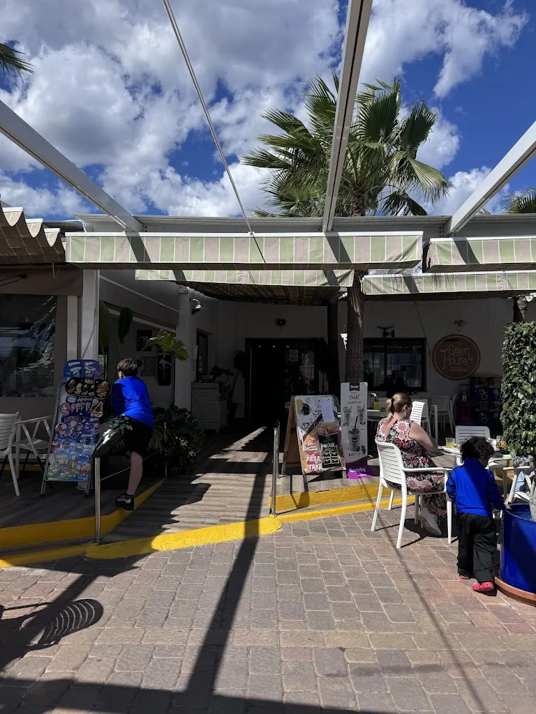 Alfonso Perez_Green House_Cabanes_review