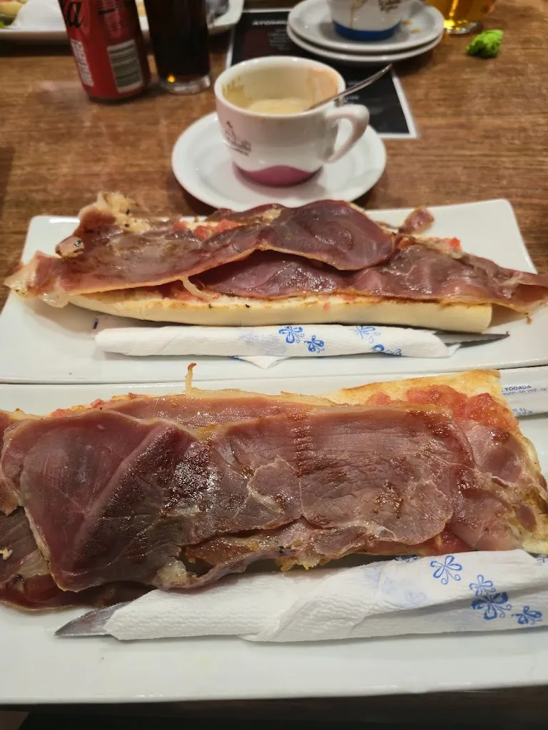 Jaime Hernández_Bar Los Curros ATOMIUM_Lezuza_review