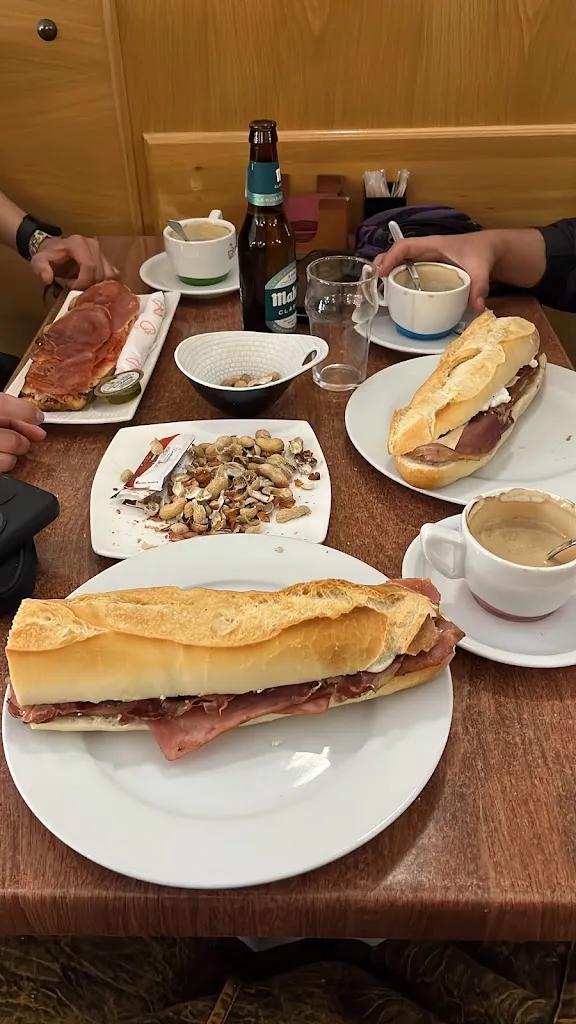 Noelia Ruiz_Bar Los Curros ATOMIUM_Lezuza_review