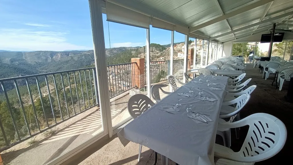 Bar Rte y ALOJAMIENTO RURAL el Castillo_Castillo de Villamalefa_slider_image_1