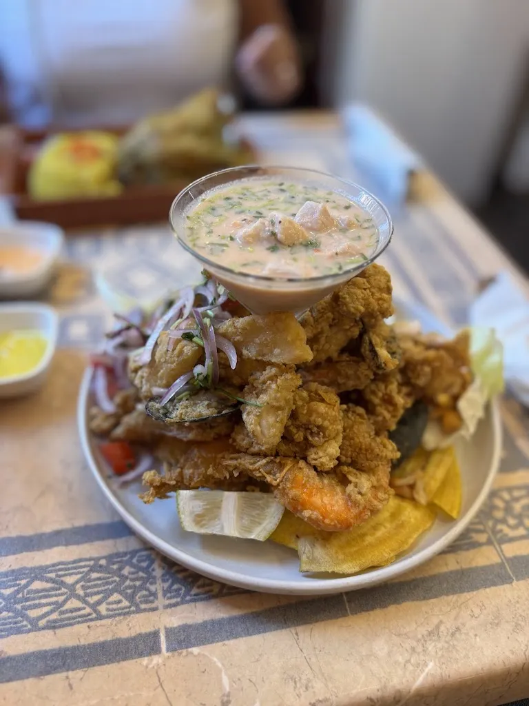 Mitchel Alberti Castro Mayor_La Marea Perú_Llosa la_recensione