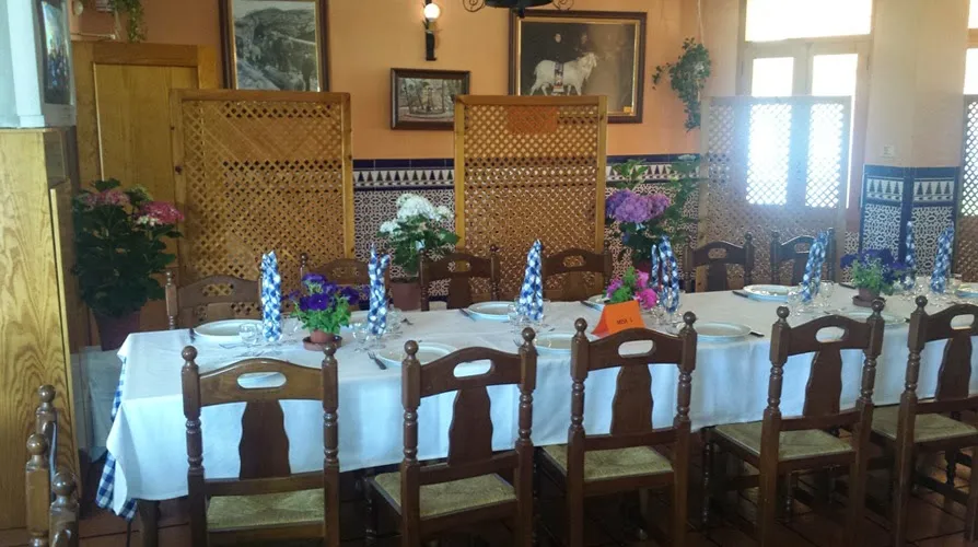 Mesón Media Luna. Restaurante restaurant in Lucena del Cid