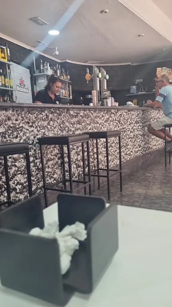 Brian John Knox_Bar Restaurante El Paso_Fuente-Álamo_review