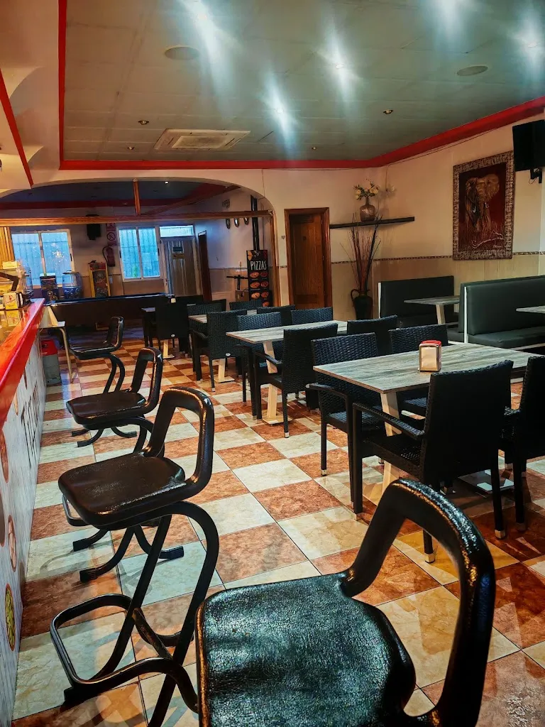 Bar Cafetería Restaurante TIFFANI_Montealegre del Castillo_slider_image_1