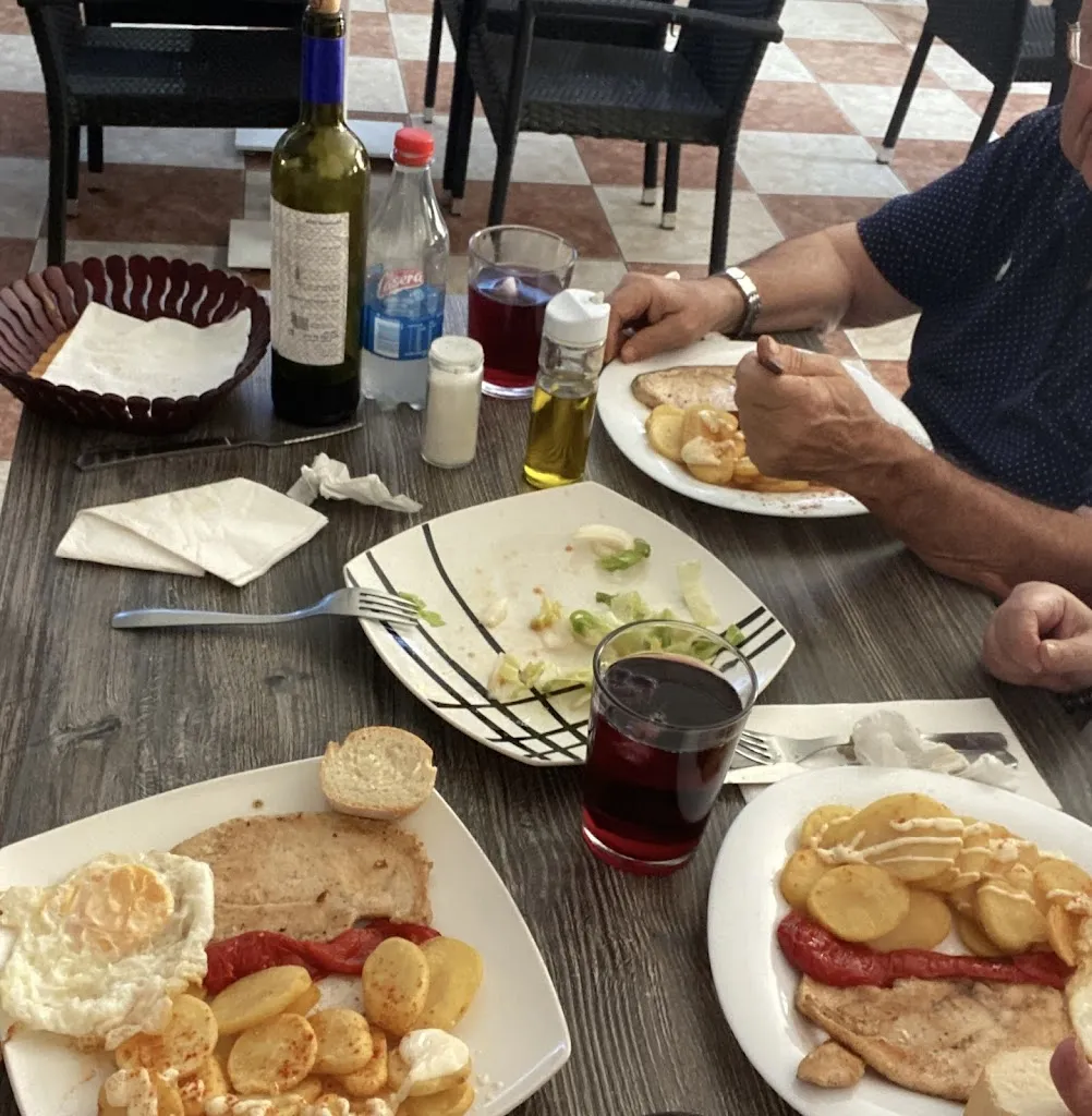 Bar Cafetería Restaurante TIFFANI_Montealegre del Castillo_slider_image_3