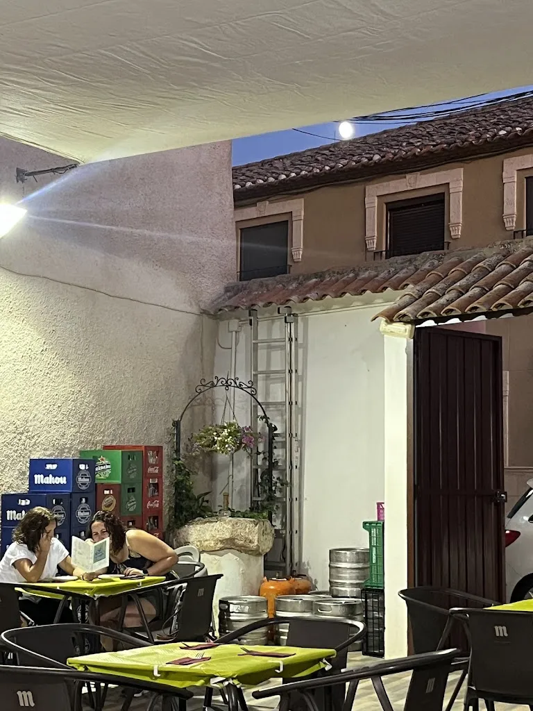 Adrian Vecina_LA FUENTE - BAR_Munera_review