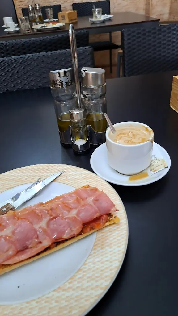 Bar Restaurante La Plaza_Llanos del Caudillo_slider_image_2