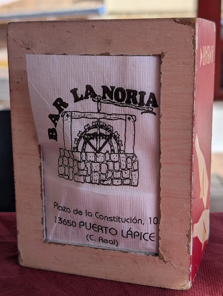 Douglas Harder_Bar la Noria_Labores Las_review