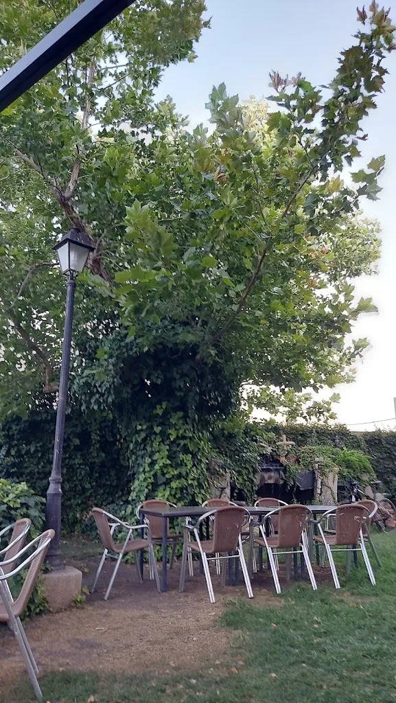 Antonio Maria Sanchez Conde_Terraza Bar 4 Caminos_Piedrabuena_review