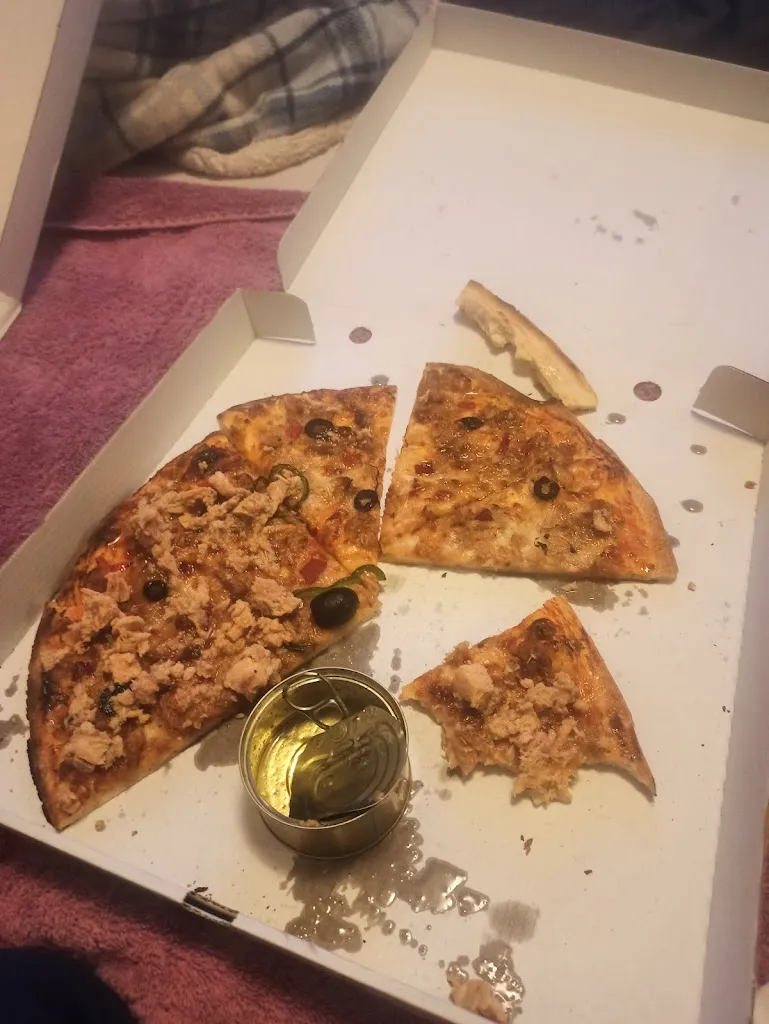 Toni Simo_Pollos y Pizzas Laura_Pedro Muñoz_review