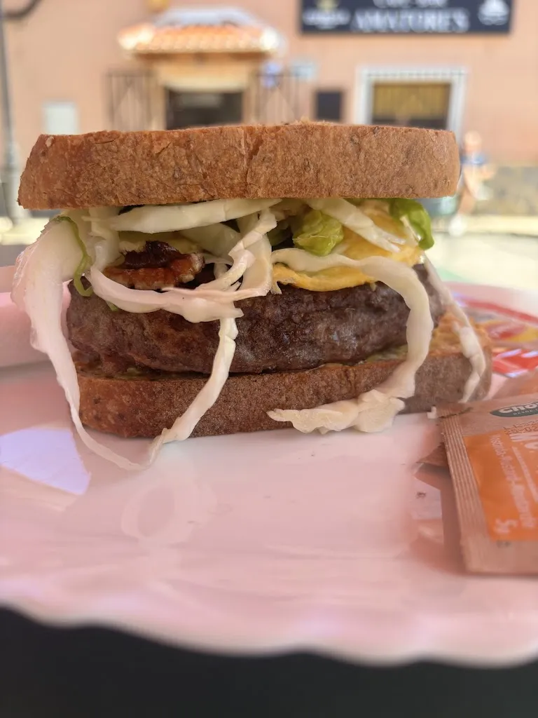 Naiara Monzo Biasotti_Amatore's Bar_Pétrola_review