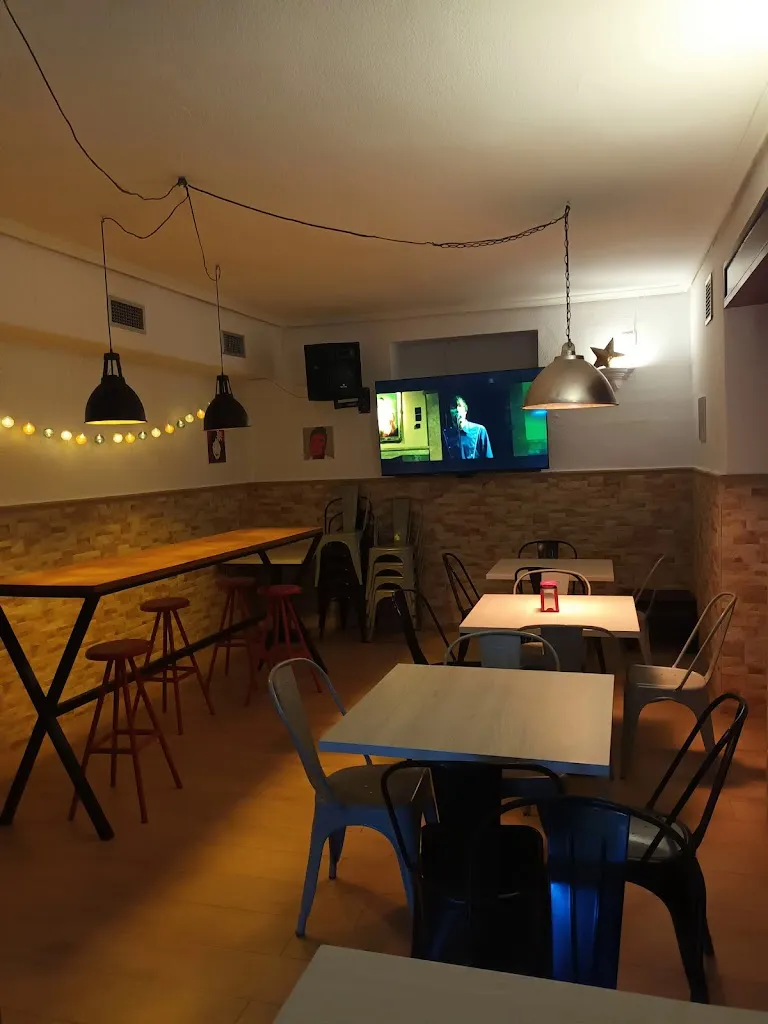 Angel Gar_Amatore's Bar_Pétrola_review