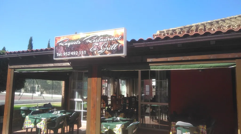 Raquets Bar And Grill restaurant in Torrenueva