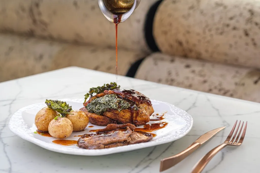 Ginger Rabbit. Distillery + Kitchen_Villahermosa_slider_image_3