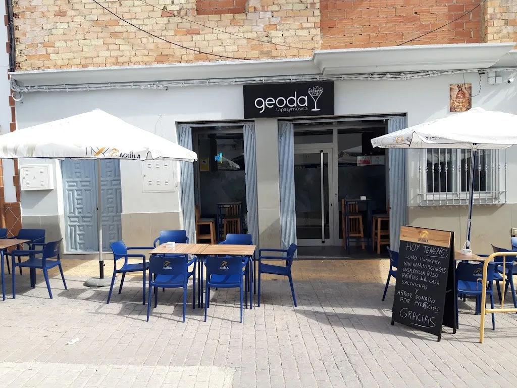 Geoda tapas y música Restaurant in Encinas Reales