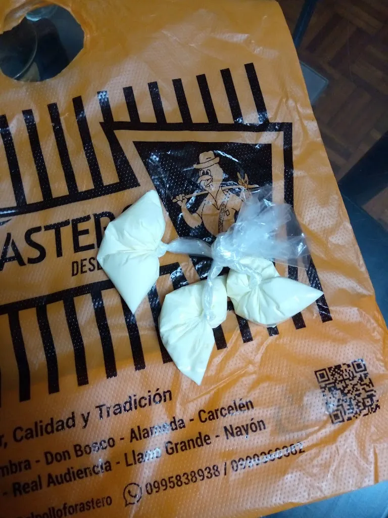 Louiggi Neumane_Pollos Forastero_Carcelén_review