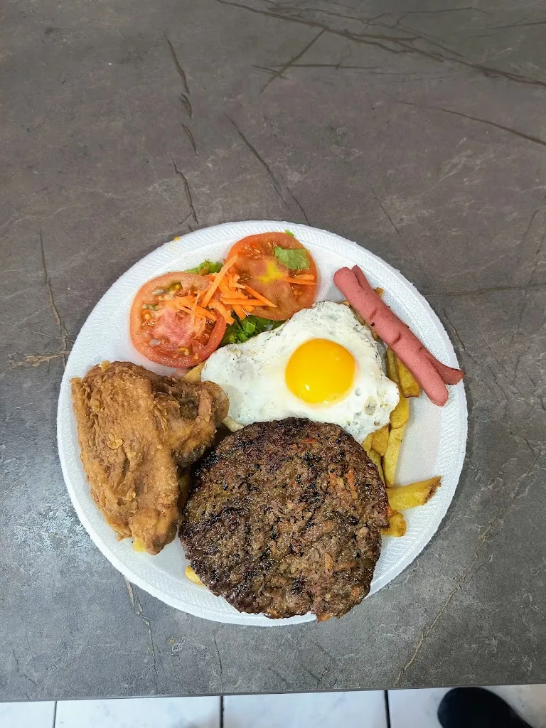 KABOOM fast food restaurant in Carcelén