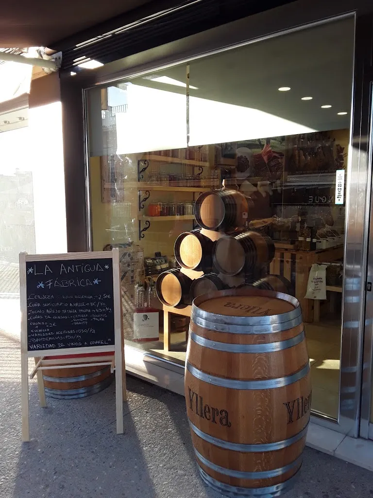 LA FÁBRICA JAMONES & QUESOS restaurant in Palma del Río