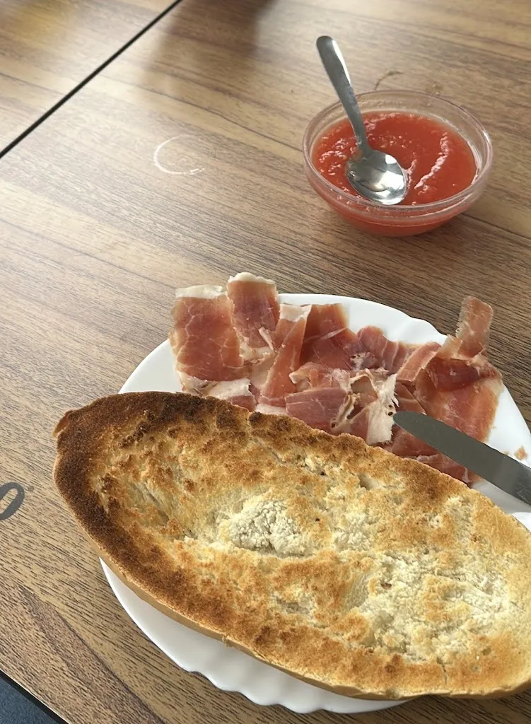 Julián MA_Cafe Bar Los Del Chuletero_Villa del Río_avis