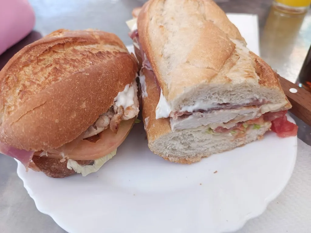 Yohara Román_Cafe Bar Los Del Chuletero_Villa del Río_avis